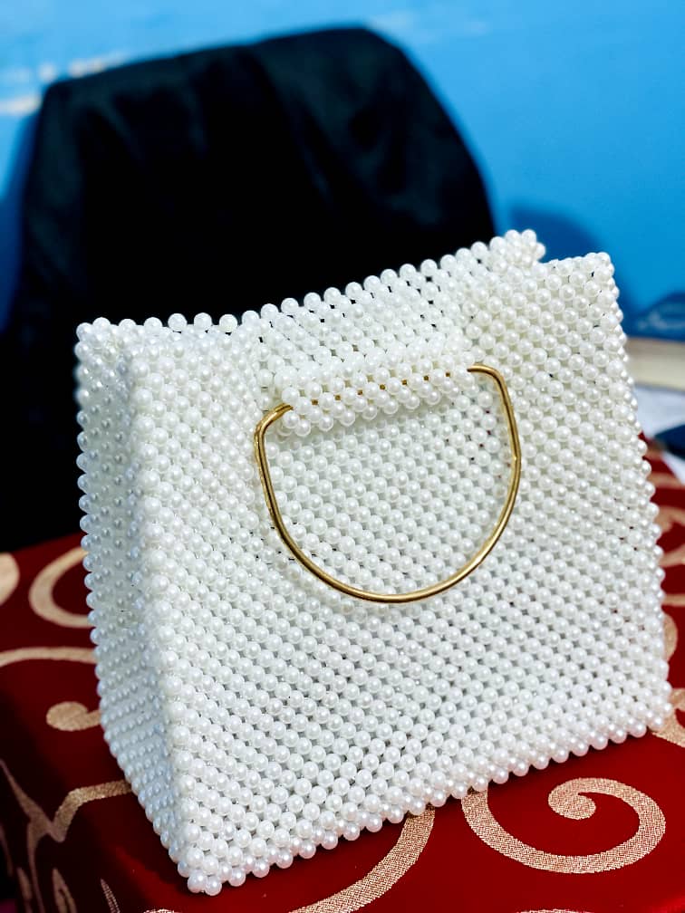 Sacs en perles 15000f