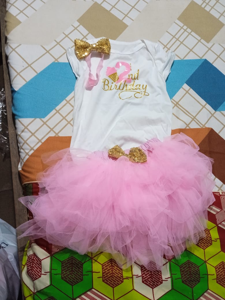 Promotion sur Ensemble anniversaire fillette jupe tee shirt et barrette