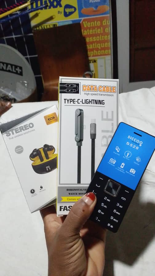 UN PACK DE TELEPHONE, BLUETHOOF, CABLE CHARGEUR